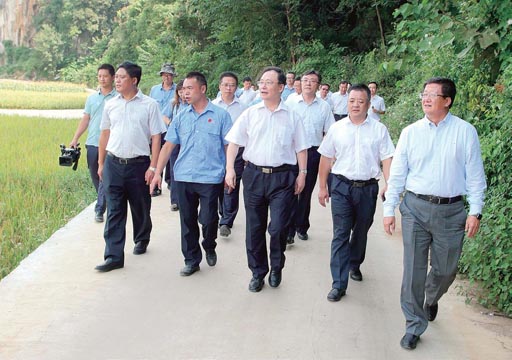徐福顺到雷火体育(中国) 定点扶贫县开展调研 徐福顺到雷火体育(中国) 定点扶贫县开展调研